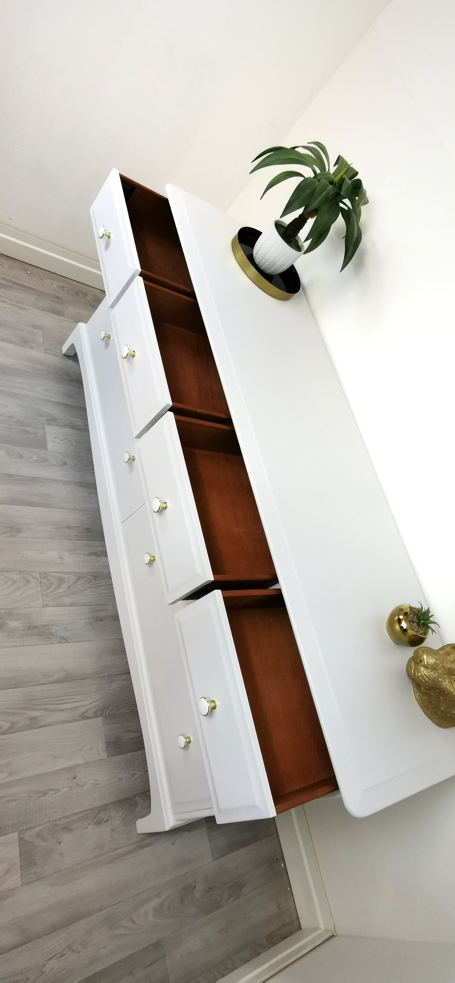 Stag Minstrel Captains Chest , 8 Drawer Captains Chest in white