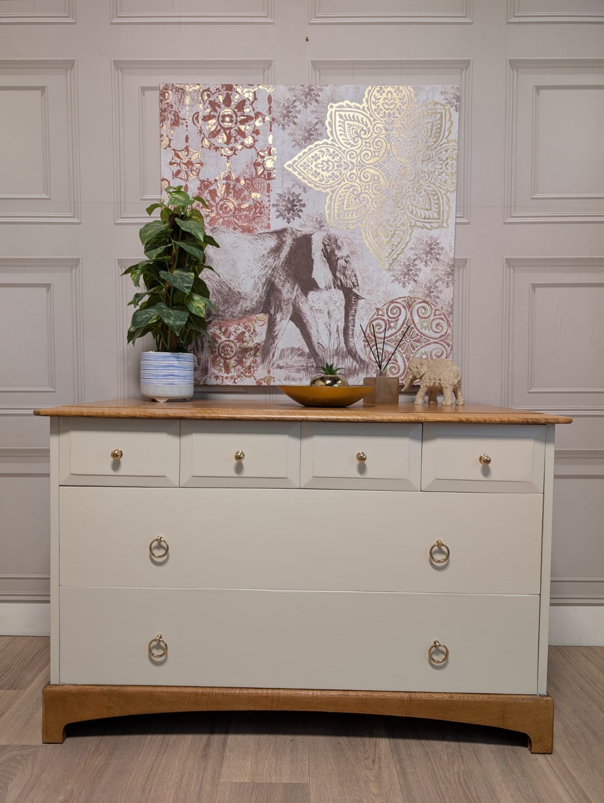 Stag Madrigal chest of drawers, 4 over 2, solid oak. Beautiful vintage chest of drawers.