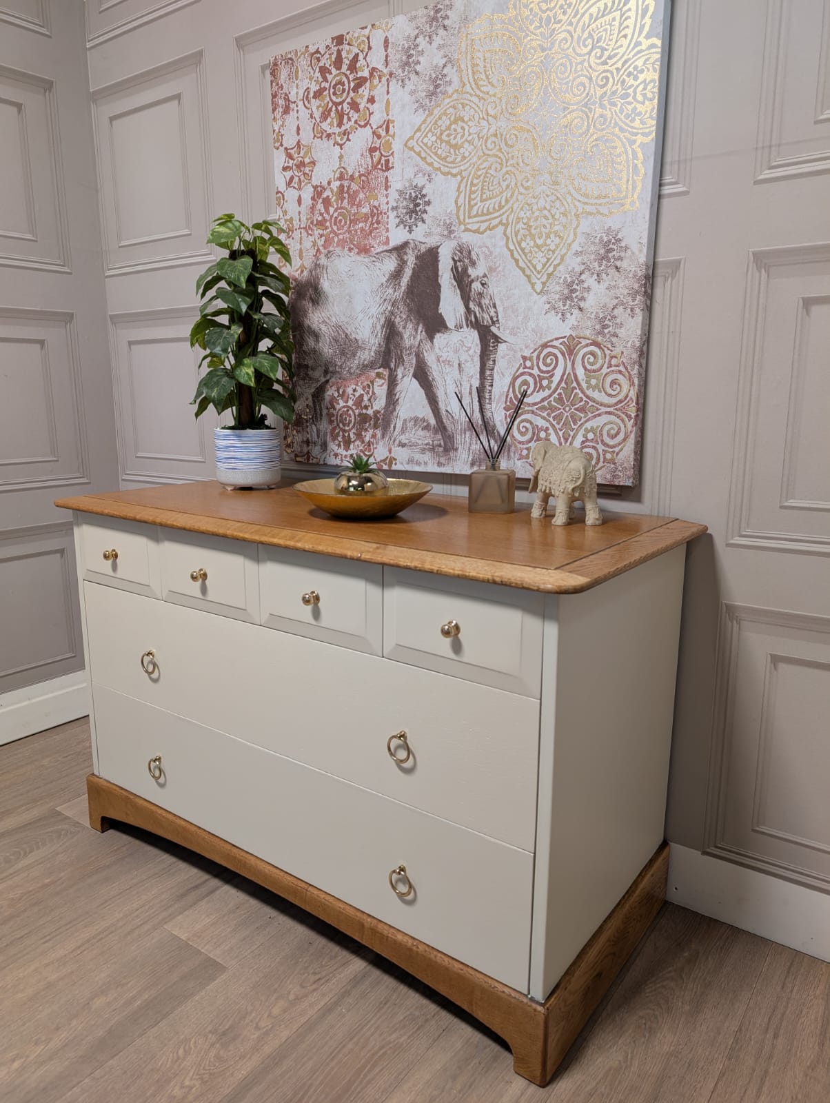Stag Madrigal chest of drawers, 4 over 2, solid oak. Beautiful vintage chest of drawers.
