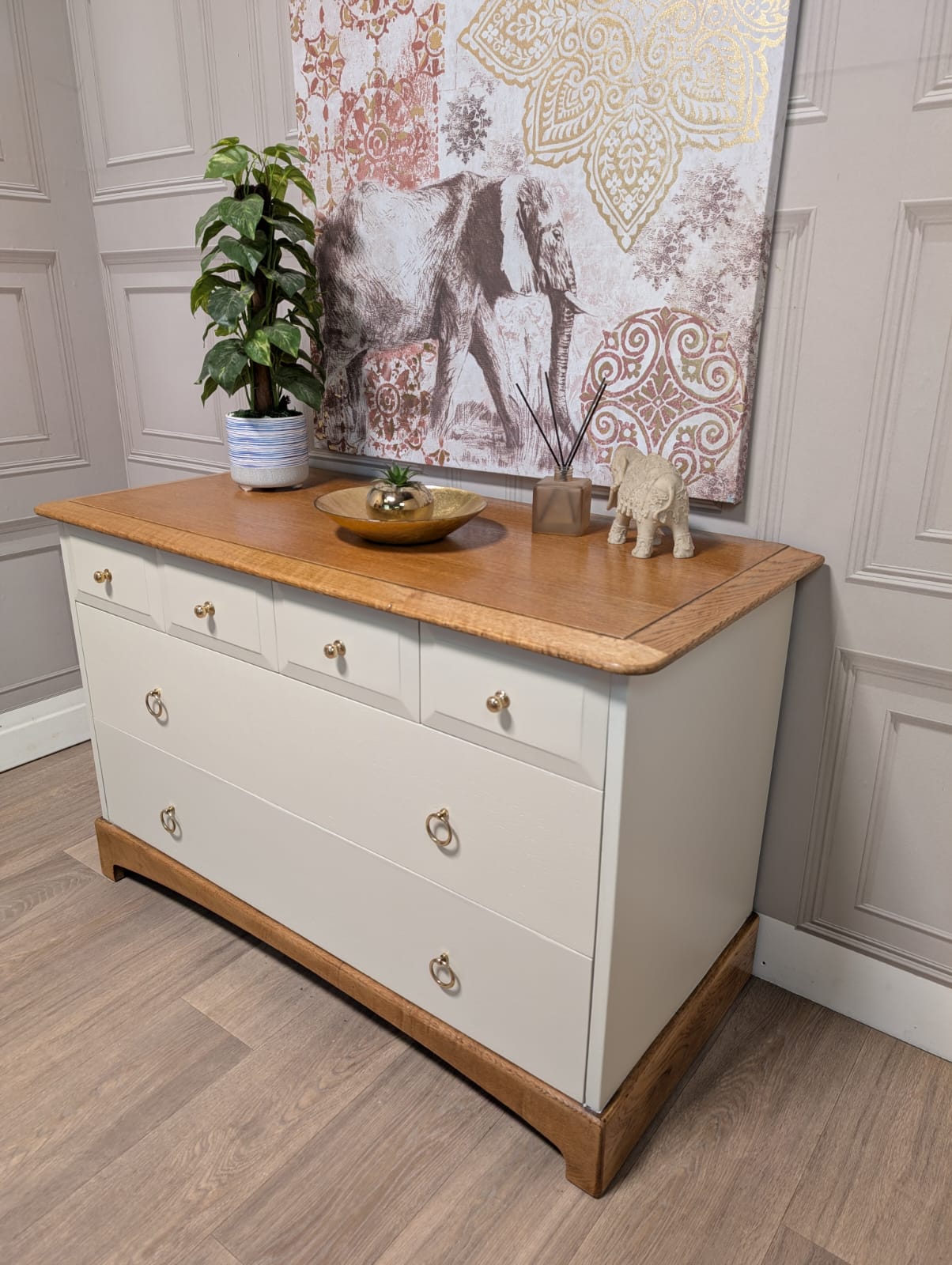 Stag Madrigal chest of drawers, 4 over 2, solid oak. Beautiful vintage chest of drawers.