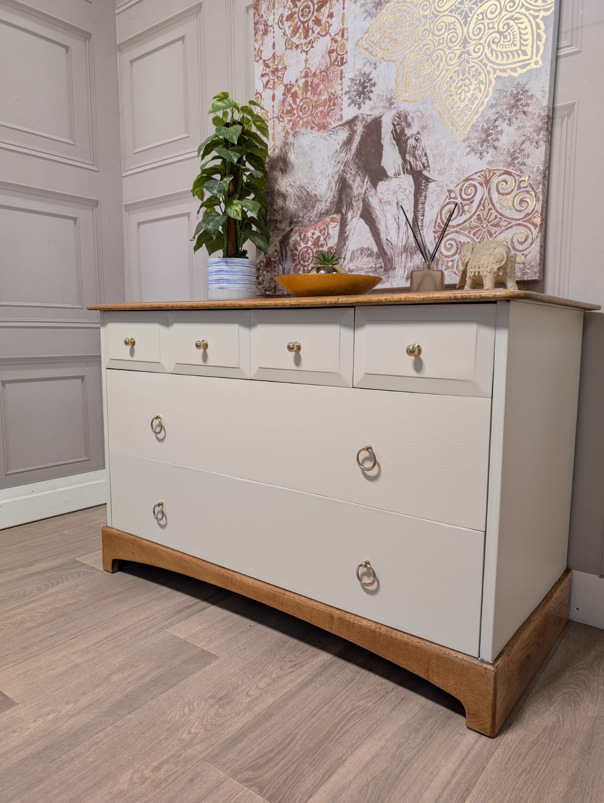 Stag Madrigal chest of drawers, 4 over 2, solid oak. Beautiful vintage chest of drawers.