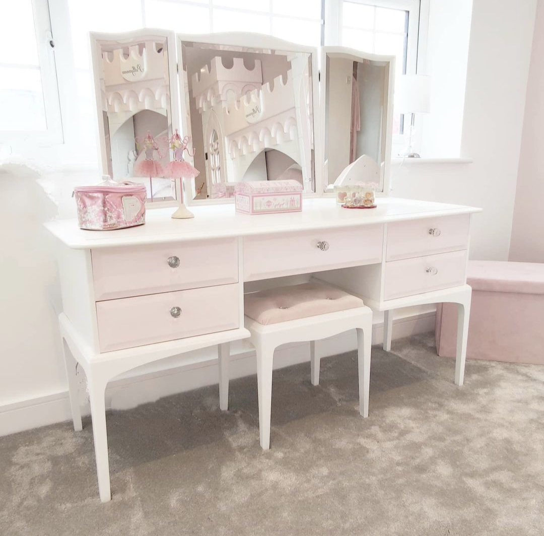 Beautiful Stag Minstrel Princess Dressing Table