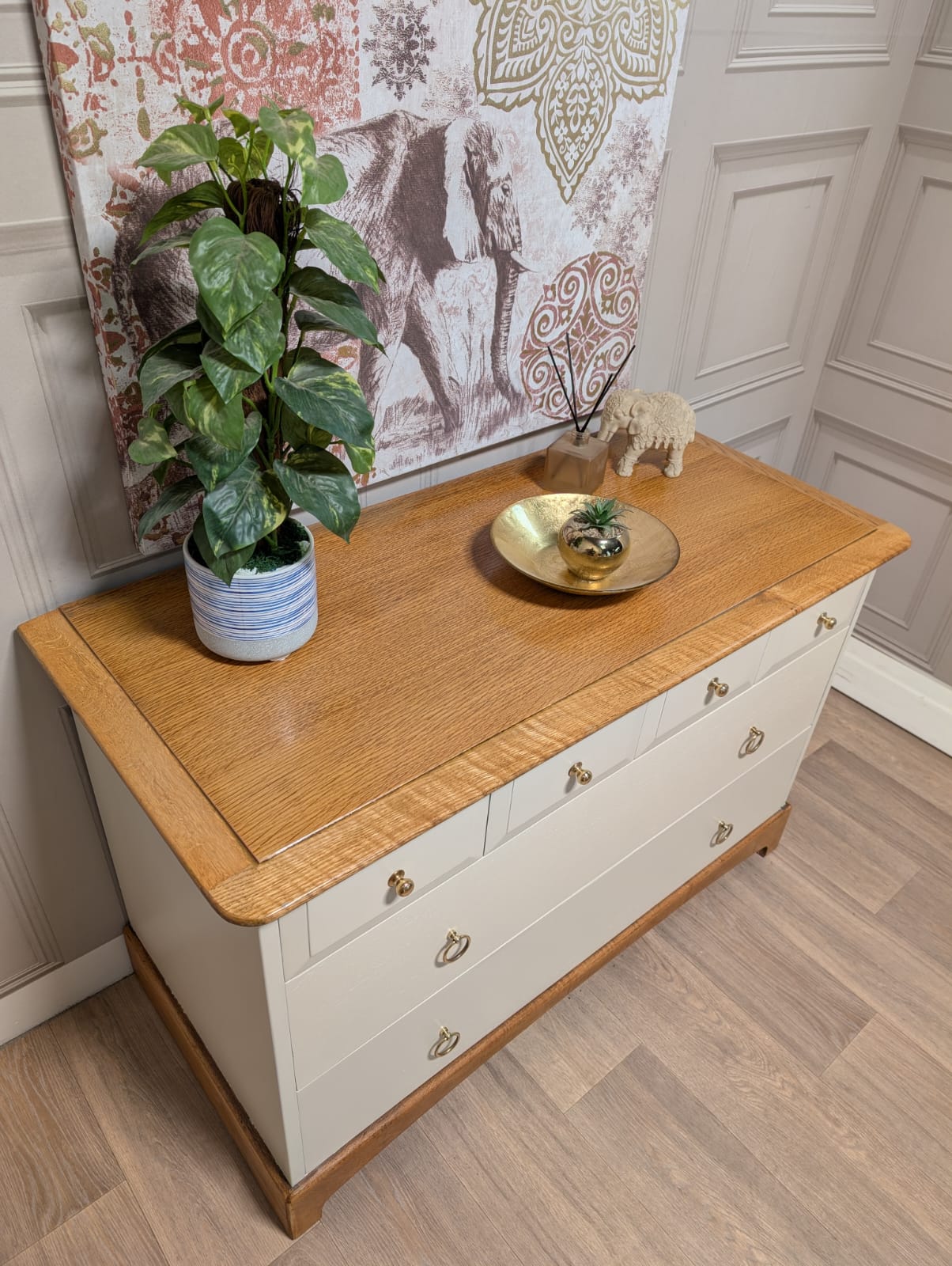 Stag Madrigal chest of drawers, 4 over 2, solid oak. Beautiful vintage chest of drawers.