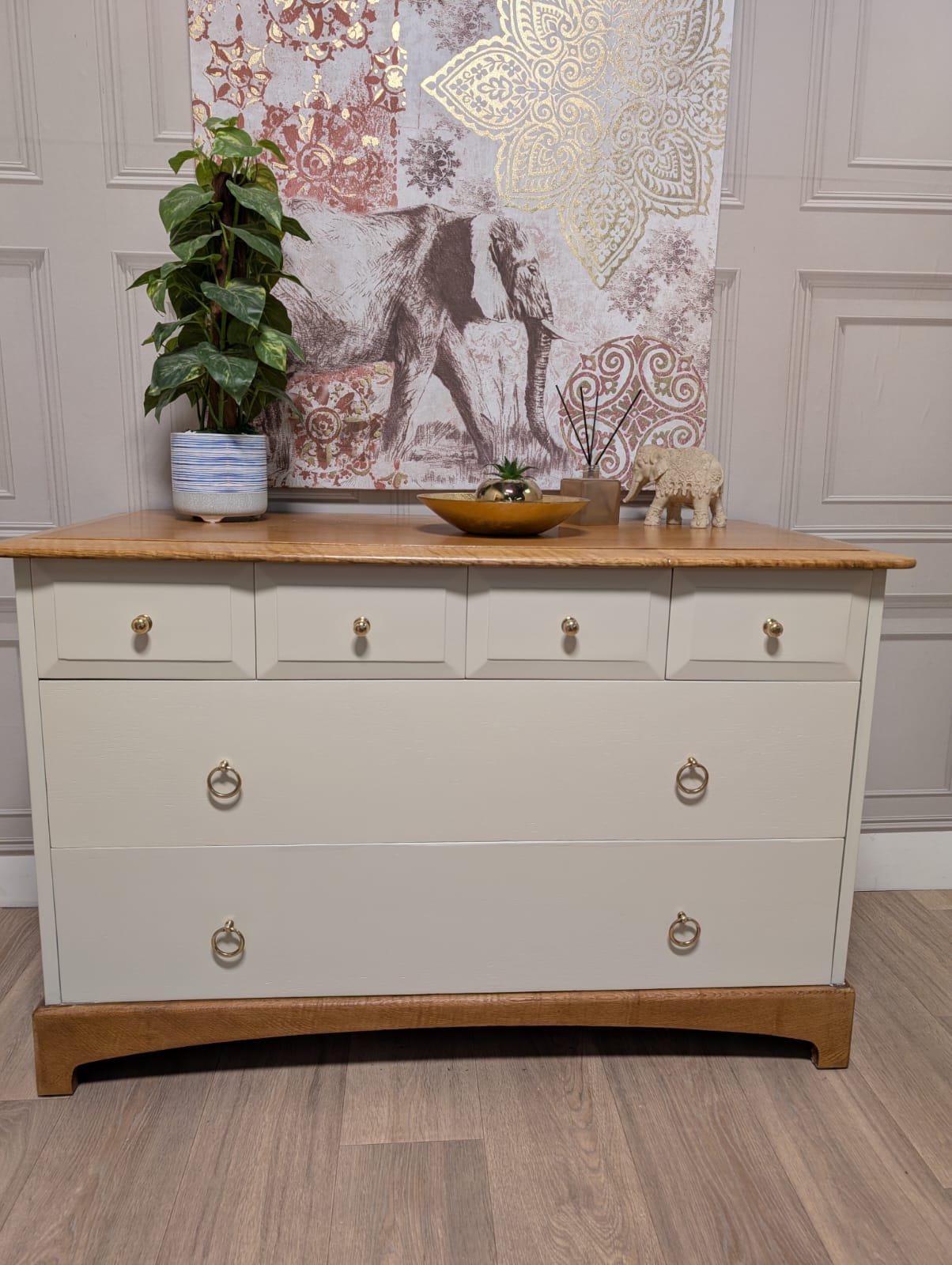 Stag Madrigal chest of drawers, 4 over 2, solid oak. Beautiful vintage chest of drawers.