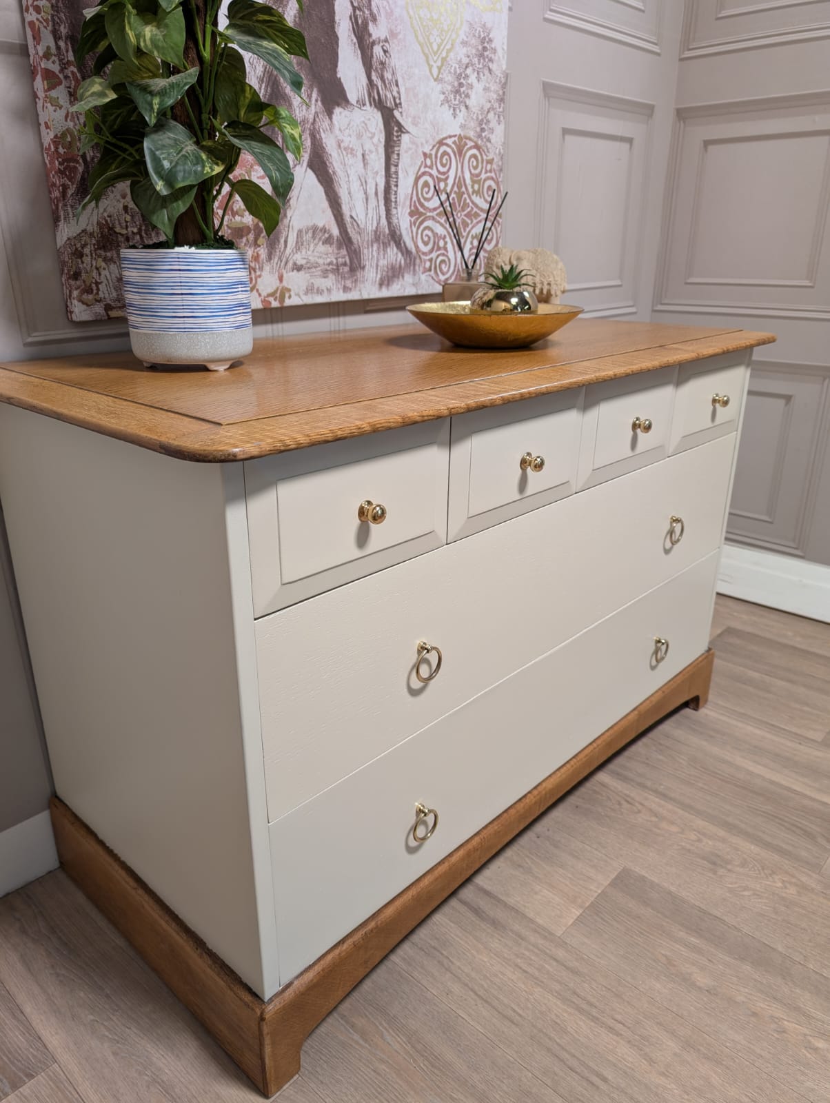 Stag Madrigal chest of drawers, 4 over 2, solid oak. Beautiful vintage chest of drawers.