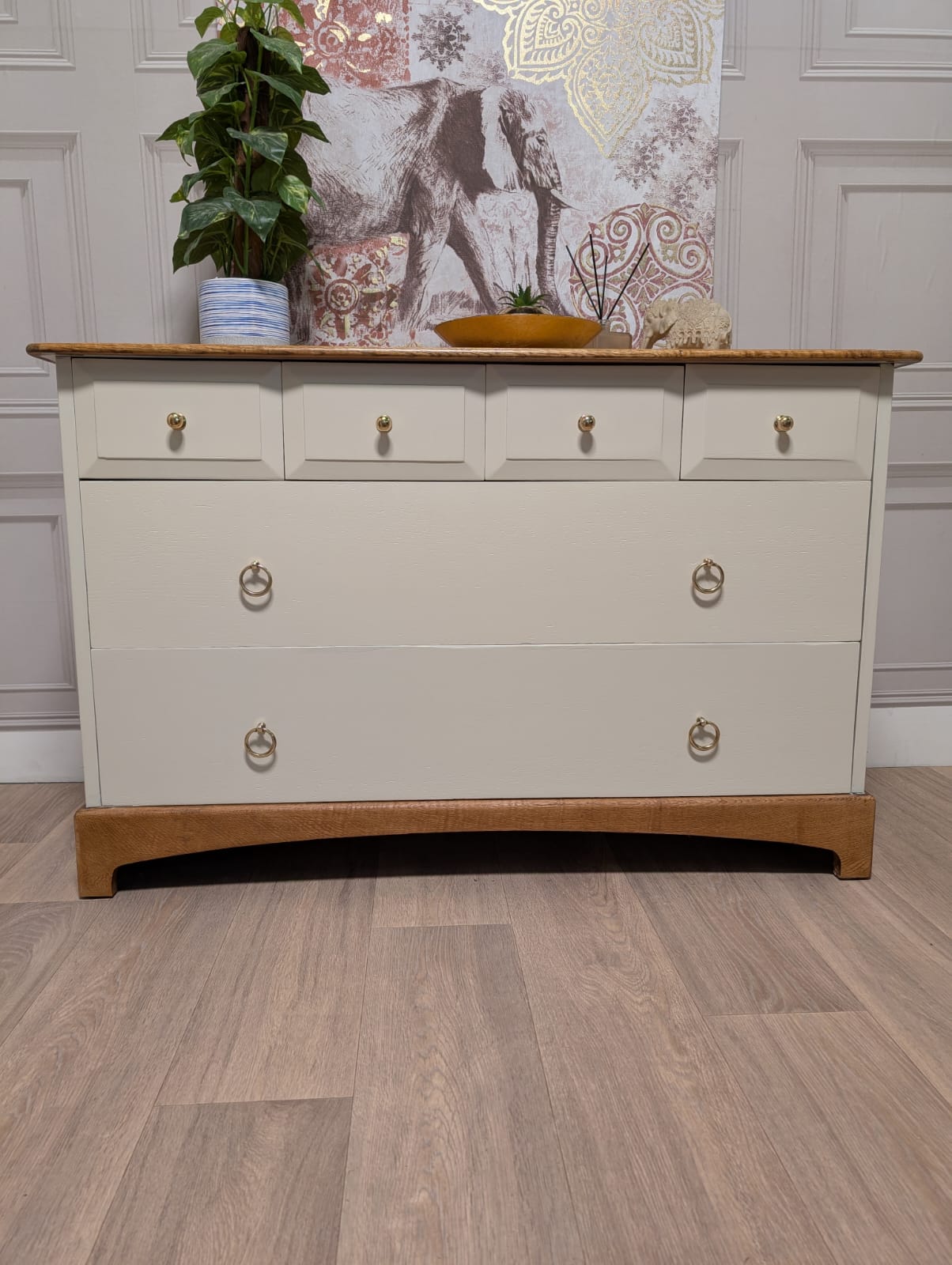 Stag Madrigal chest of drawers, 4 over 2, solid oak. Beautiful vintage chest of drawers.