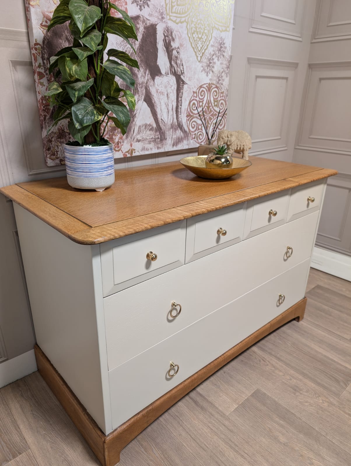 Stag Madrigal chest of drawers, 4 over 2, solid oak. Beautiful vintage chest of drawers.