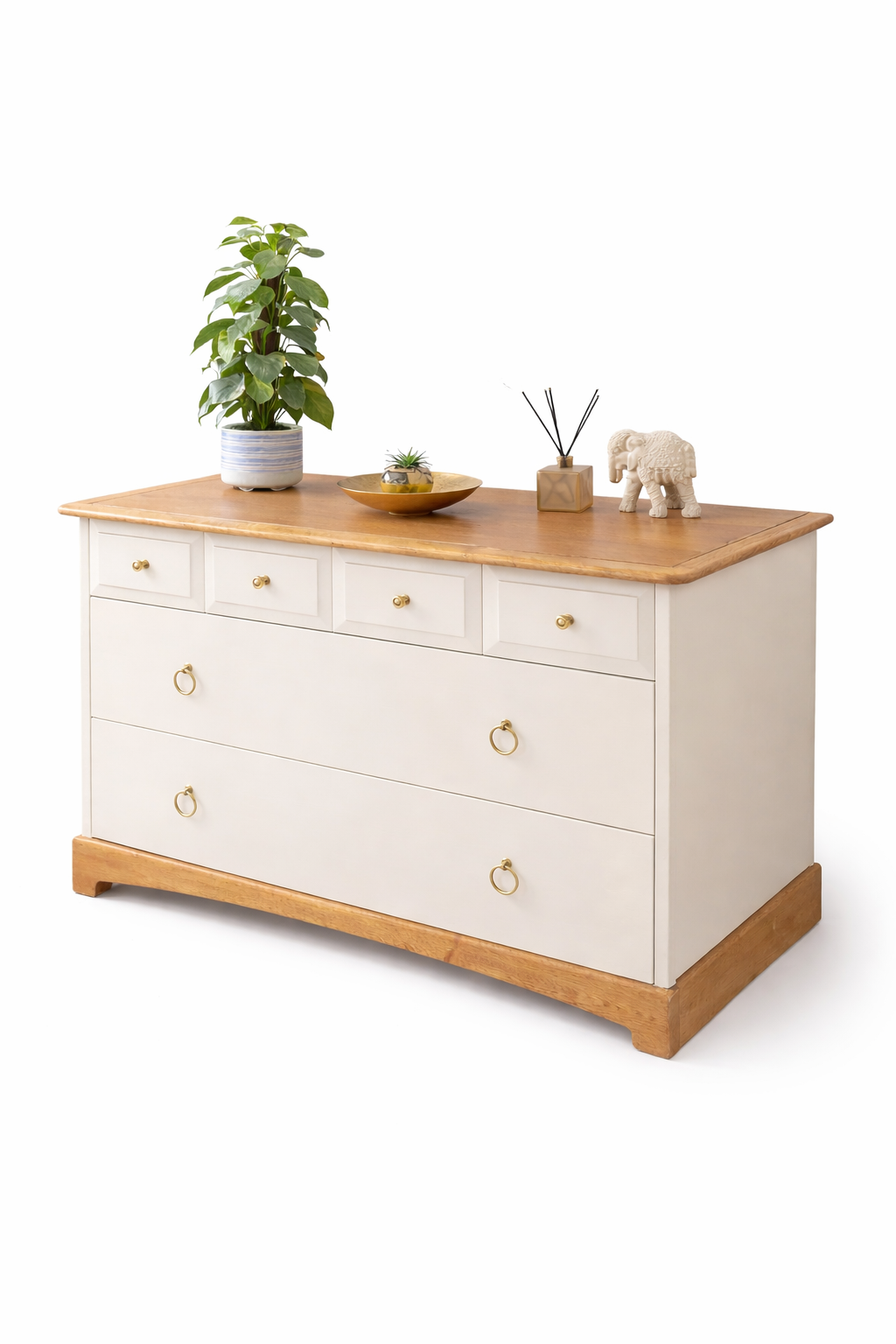 Stag Madrigal chest of drawers, 4 over 2, solid oak. Beautiful vintage chest of drawers.
