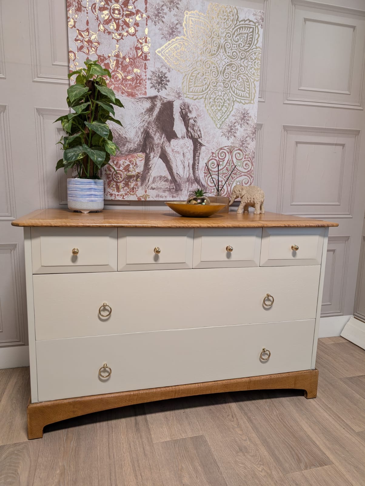 Stag Madrigal chest of drawers, 4 over 2, solid oak. Beautiful vintage chest of drawers.