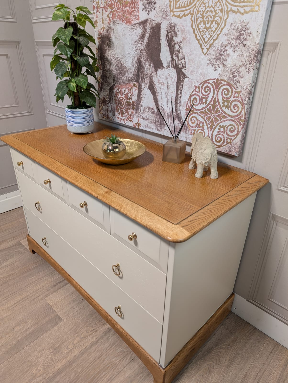 Stag Madrigal chest of drawers, 4 over 2, solid oak. Beautiful vintage chest of drawers.
